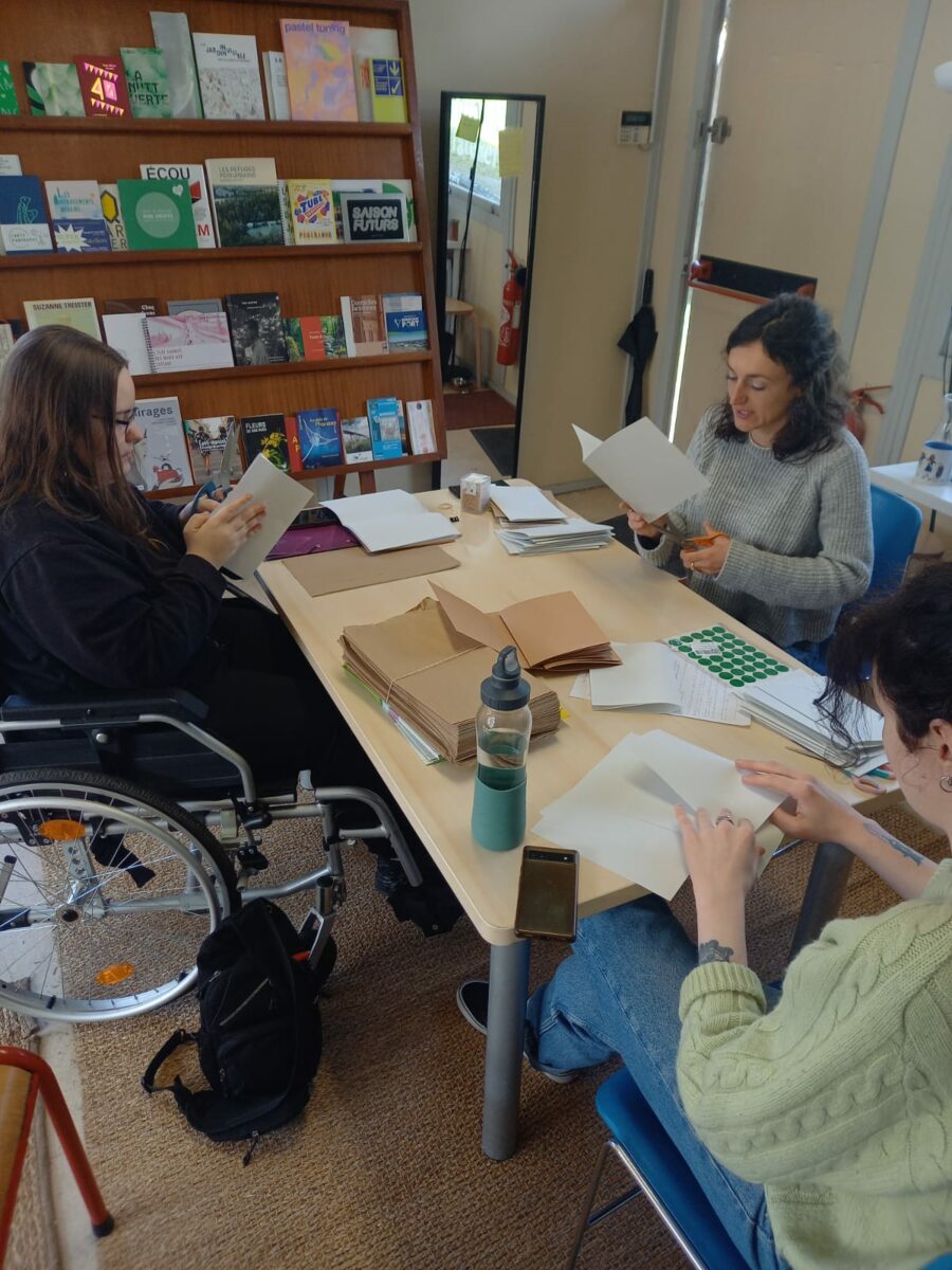 Journée de stage pour Inès (IME Les Joualles), dédiée à la confection des carnets des futures balades