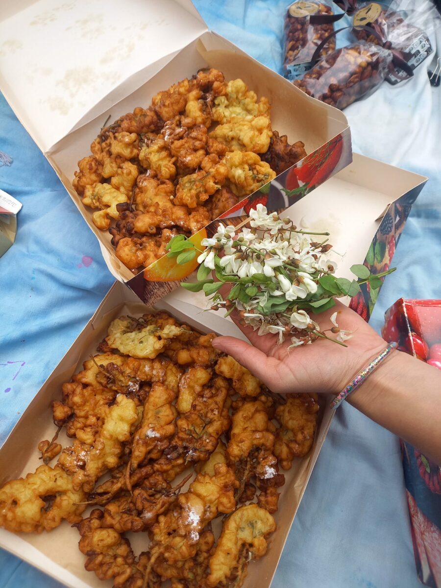 Matinée cuisine au centre socio-culturel Le Phare de Carriet : beignets de fleurs d’acacia pour dégustation au parc de L’Ermitage
