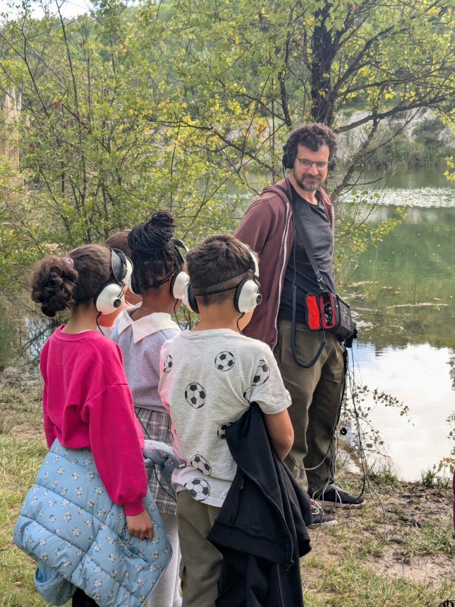 Balades sonores pour deux classes de CE1 au parc de l’Ermitage, guidées par Clément Bernadeau dans le cadre du projet 𝘌𝘴𝘱𝘢𝘤𝘦𝘴 𝘈𝘲𝘶𝘢𝘱𝘩𝘰𝘯𝘪𝘲𝘶𝘦𝘴 de la Cie Pension de Famille.