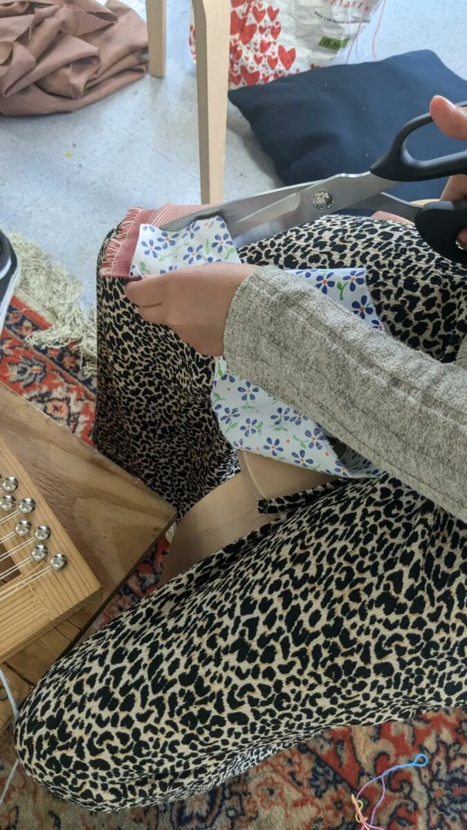 Activité "Pétassou" à l’Atelier, pour la scénographie du spectacle 𝘚𝘪 𝘫𝘦 𝘵𝘦 𝘥𝘪𝘴 𝘴𝘢𝘶𝘷𝘢𝘨𝘦 de la Cie OLA