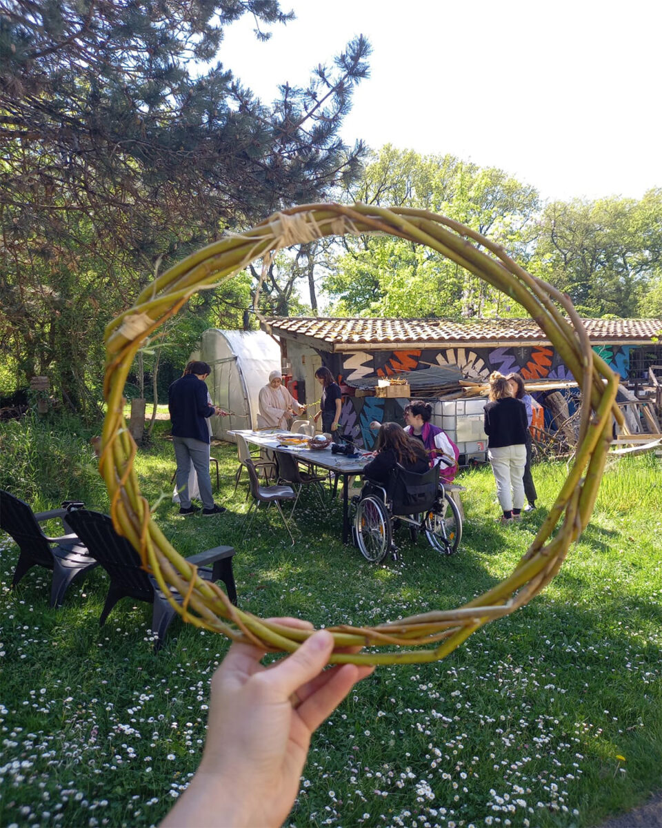 Atelier vannerie avec l’espace textile rive droite et les jeunes de l’IME les Joualles : première contribution à l’œuvre 𝘗𝘭𝘶𝘪𝘦𝘴 𝘥𝘦 𝘚𝘦𝘱𝘵𝘦𝘮𝘣𝘳𝘦 de Félix Blume